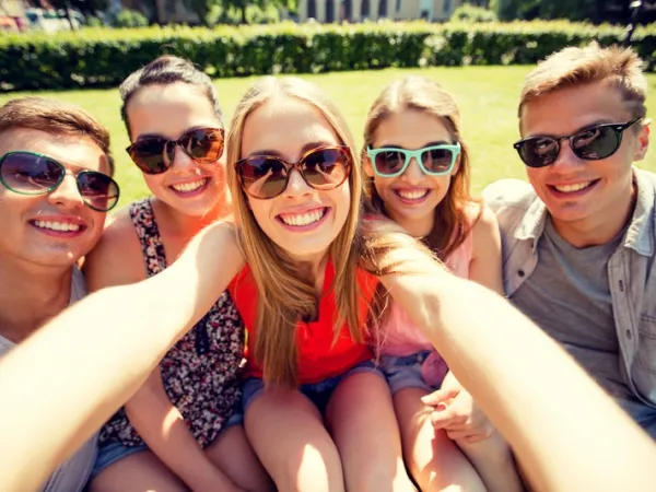 "Extrovert people" - Những người sống hướng ngoại luôn sợ hãi sự cô đơn