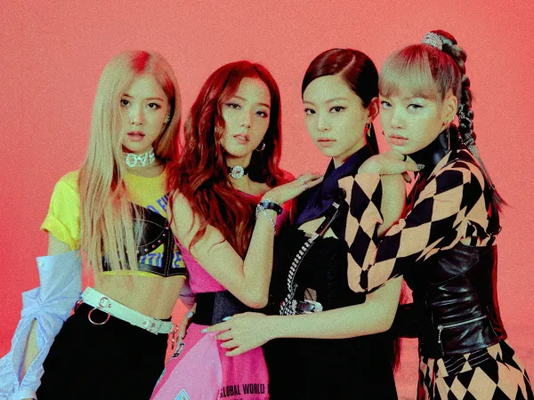YG lại khiến fan bực bội vì loạt sản phẩm ăn theo BLACKPINK "vừa sến vừa xấu"