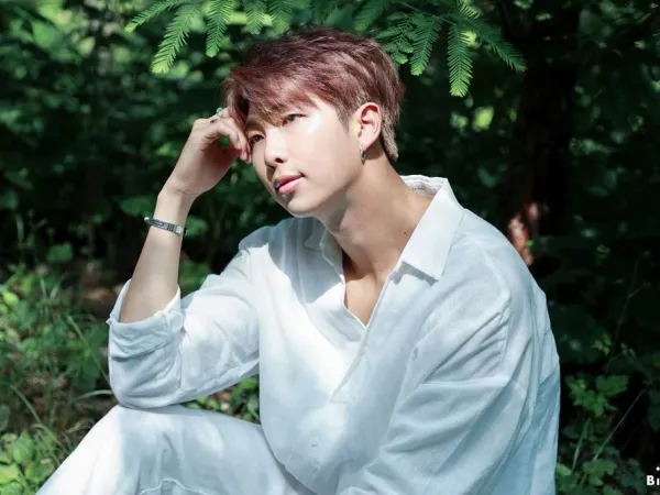 Bất ngờ chưa, RM (BTS) dùng quà fan tặng để quay MV mới “Boy With Luv”