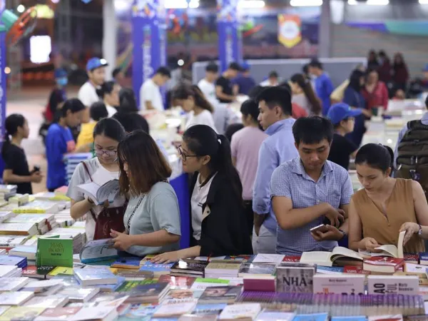 Các "mọt sách" Đà thành hào hứng với "Hội sách Hải Châu - Đà Nẵng 2019"