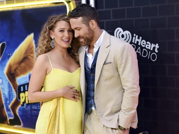 "Deadpool" Ryan Reynolds và Blake Lively báo tin vui trong buổi ra mắt "Pokémon Detective Pikachu"