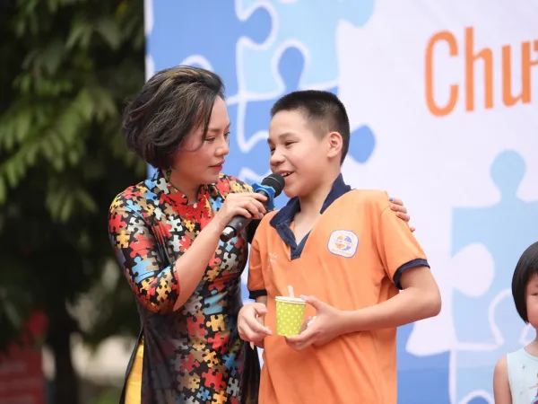 Nhìn lại ba năm Thái Thùy Linh miệt mài giúp đỡ các trẻ em tự kỷ