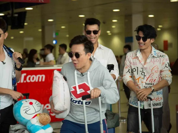 Dàn nghệ sĩ của "Running Man" phiên bản Việt làm náo động sân bay Tân Sơn Nhất 