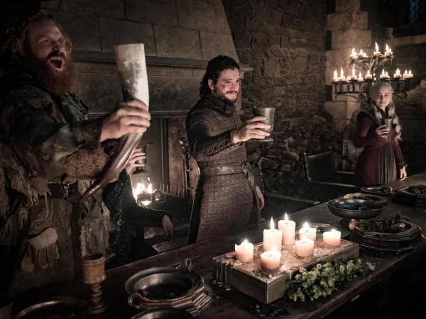 Cốc cà phê Starbucks bất ngờ xuất hiện trong bom tấn viễn tưởng "Game of Thrones"