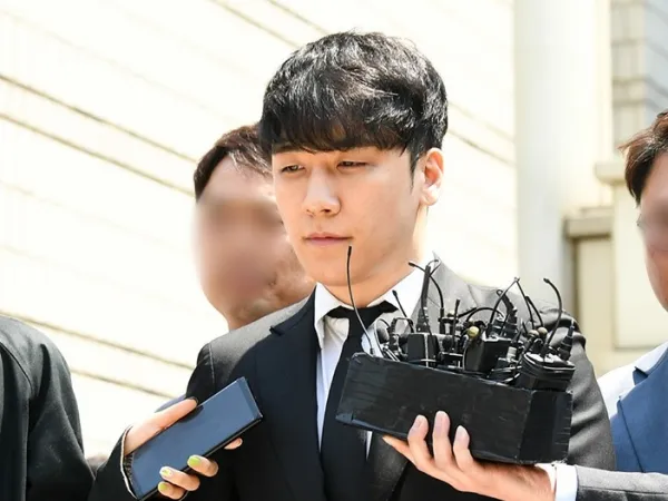 Seungri bị còng tay, áp giải ra khỏi tòa sau phiên điều trần chủ chốt