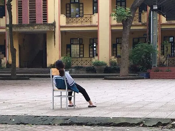 Bức ảnh nữ sinh "mặc kệ đời" giữa sân trường trong mùa thi gây chú ý trên mạng xã hội