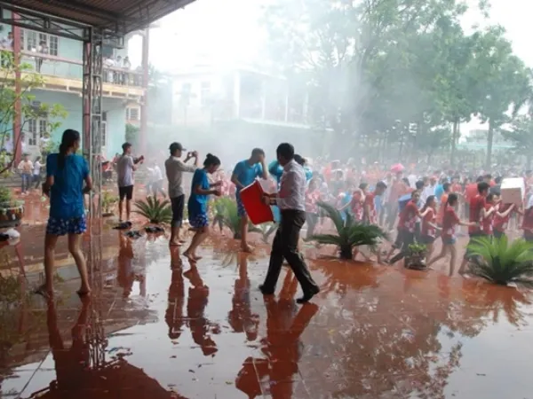 Tham gia đại chiến bóng nước, hiệu phó bị trò "tấn công" ướt sũng