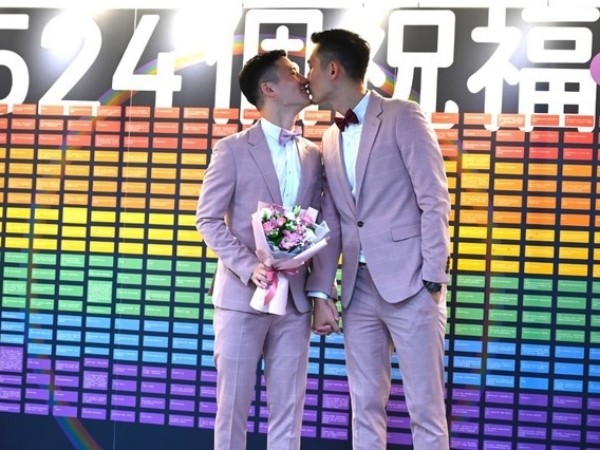 Cặp đôi đồng giới đầu tiên cùng nắm tay nhau đi đăng ký kết hôn tại Đài Loan