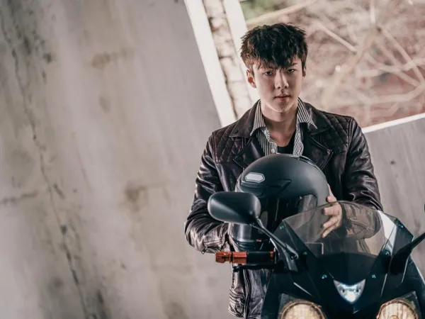 Có ai ngờ để tập võ thuật cho phim mới, Sehun biến luôn EXO thành bao cát