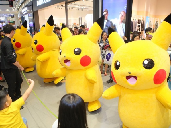 "Binh đoàn" Pikachu đáng yêu bất ngờ xuất hiện gây "náo loạn" trung tâm thương mại tại TP.HCM
