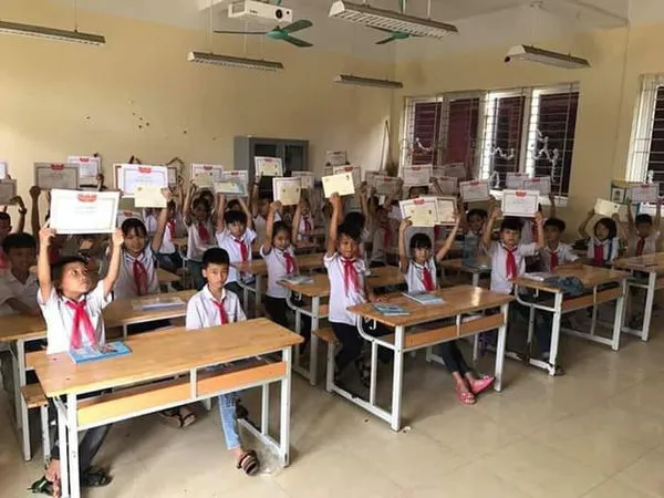 Cậu học trò với gương mặt buồn thiu giữa "rừng" giấy khen gây tranh cãi trên MXH