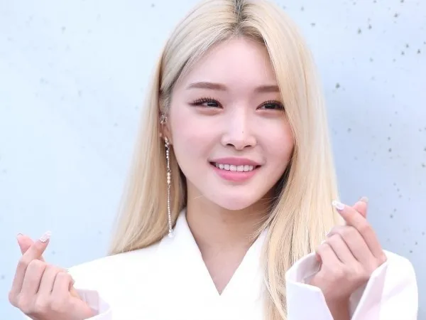 Chungha quá sang chảnh với mái tóc vàng trong teaser "nhá hàng" album mới