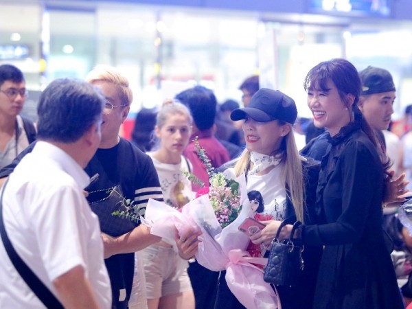 Nữ ca sĩ Hàn Quốc Kim SoHyang rạng rỡ khi đến Việt Nam dự showcase của Thu Minh