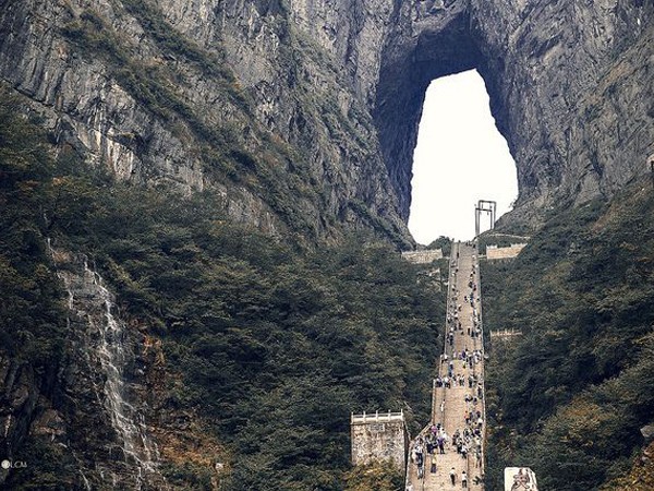 Trung Quốc: Ngồi cáp treo dài 7,5km, leo tiếp 999 bậc thang mới tới cổng trời
