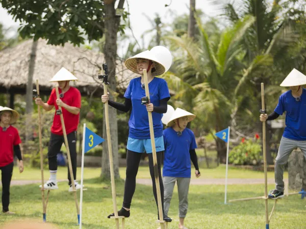 Tóc Tiên đội nón lá đi cà kheo cực giỏi, lăn xả hết mình trong "Chạy Đi Chờ Chi"