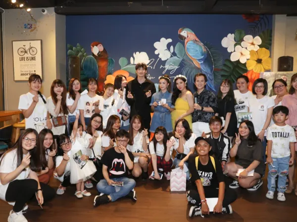 Tuấn Trần – Salim "tình thương mến thương" trong buổi họp mặt fan đầu tiên