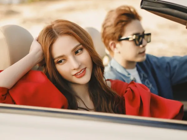 Sau đám cưới lãng mạn, vợ chồng Thu Thủy sánh đôi ngọt ngào trong MV mới