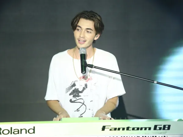 Greyson Chance đứng chung sân khấu với nghệ sĩ Việt, vừa đàn, vừa hát đầy cảm xúc 