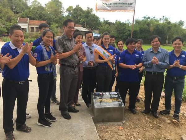 Hoa hậu Tiểu Vy đồng hành cũng trường Đại học Sư phạm Kỹ thuật TP.HCM trong chiến dịch "Mùa hè xanh"
