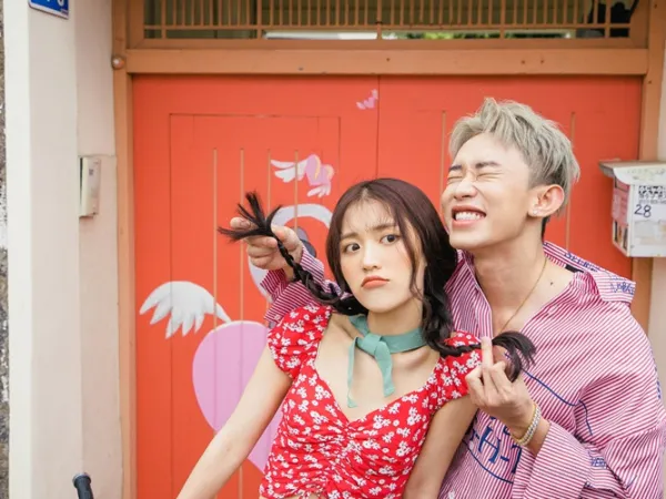 Han Sara tung hậu trường “lầy lội” cùng mừng MV “Đếm Cừu” đạt thành tích ấn tượng