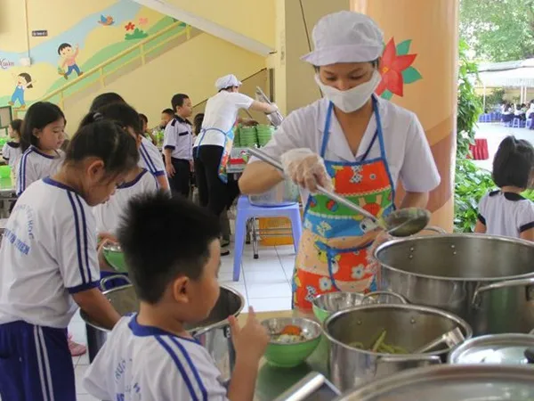 Oái oăm phụ huynh lớp 1 đòi vào trường cho con đi vệ sinh