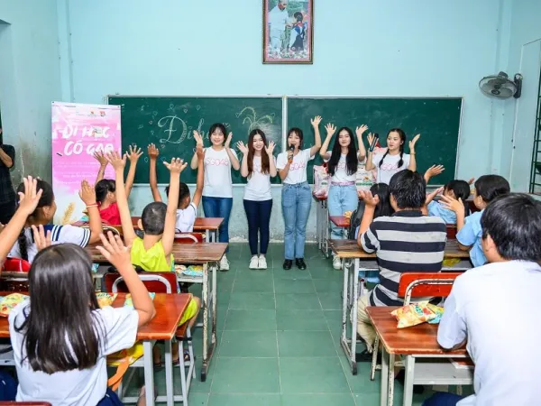 Chương trình "Đi học có gạo" giúp đỡ 1.000 em học sinh ở các lớp học tình thương tại TP.HCM