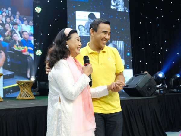 NSND Kim Cương cùng Quyền Linh xúc động tại đêm Gala "Tiếp sức hồi sinh"