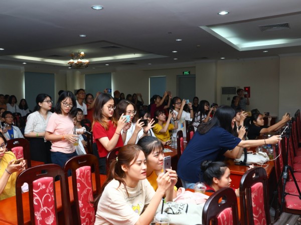 Đạo diễn Nguyễn Đức Hòa đặt câu hỏi với sinh viên Báo chí “Làm báo bằng smartphone, khó hay dễ?”