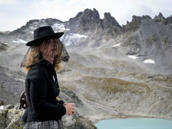 Hàng trăm người tổ chức "tang lễ" ở độ cao 2.600 mét tiễn đưa dòng sông băng đã chết