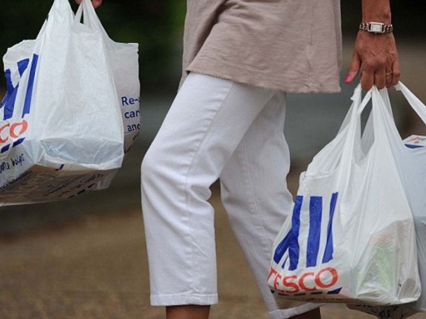 Cách đơn giản khiến nước Anh giảm được 90% số túi nylon sử dụng mỗi năm