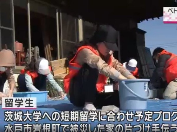 Nhóm du học sinh Việt được kênh truyền hình Nhật Bản đưa tin vì hành động cứu trợ sau bão