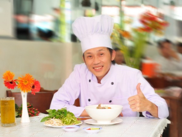 Danh Hài Hoài Linh lấn sân kinh doanh ẩm thực, thể hiện tình yêu với món bún mọc 