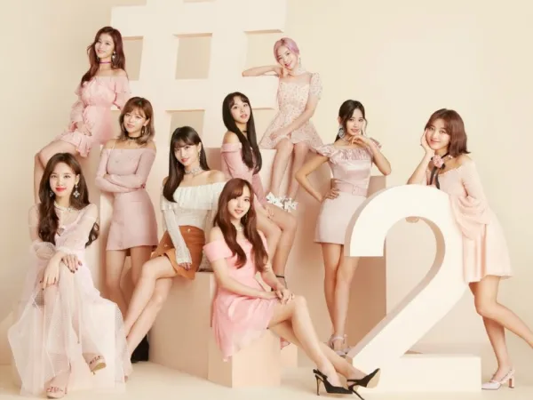 Giật mình chuyện TWICE phải tắt livestream giữa chừng vì bị fan cuồng bám theo