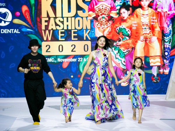 Hoa hậu Hương Giang và hai con gái đùa giỡn trên sân khấu "Asian Kids Fashion Week 2020"