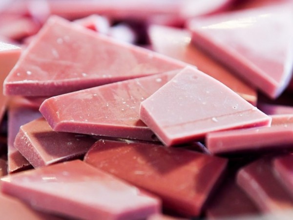 Cứ tưởng socola màu hồng là vị dâu hay berry, hóa ra lại hoàn toàn nguyên chất