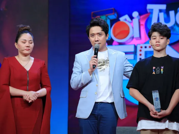 Trấn Thành xúc động trước sự "hy sinh" của cậu bé 14 tuổi dành cho mẹ đơn thân