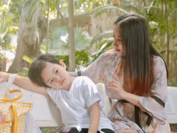 Dỗ con khéo như thế này, Khánh Thi quả đúng chuẩn “mẹ nhà người ta” rồi