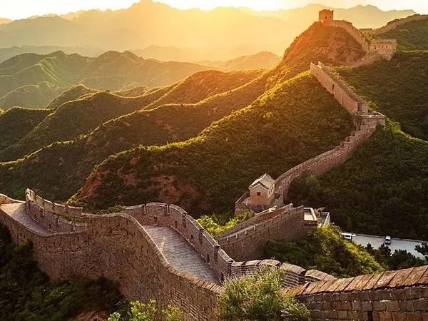 Hai thanh niên suýt chết vì trộm gạch Vạn Lý Trường Thành để... lấy may