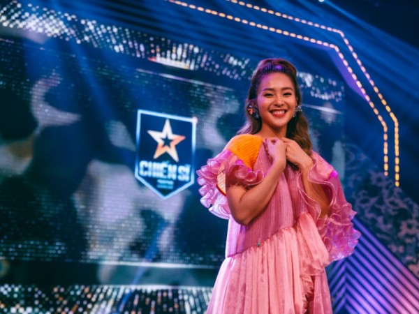  Khả Ngân tự tin trình diễn live "Cô gái Việt Nam" tại sân khấu debut với vai trò ca sĩ