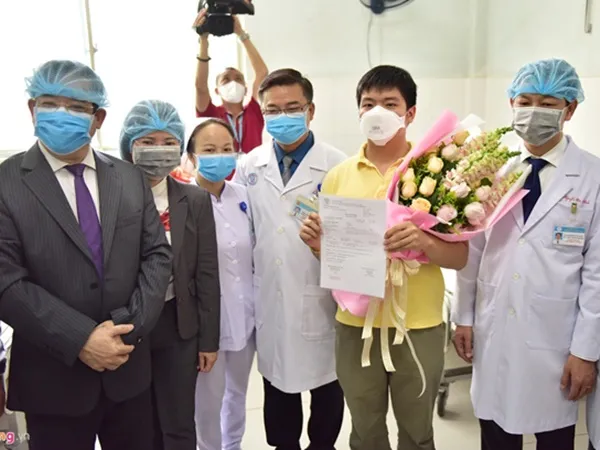 Bệnh nhân nhiễm virus corona ở TP.HCM vui mừng khi được xuất viện