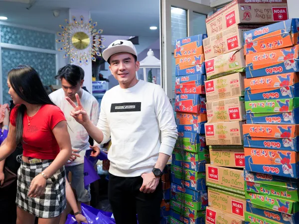 Đan Trường tích cực làm từ thiện mùa Tết, huỷ show diễn vì dịch Corona 