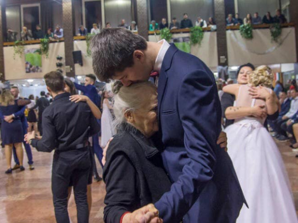 Nam sinh mời người bà 85 tuổi đến dự đêm prom và lí do gây xúc động