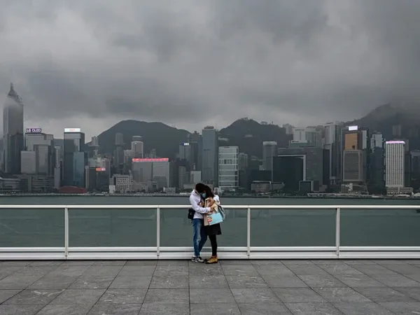 Dịch bệnh nCoV có thể sẽ làm thay đổi thói quen ôm hôn chào hỏi
