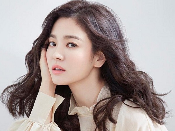 Song Hye Kyo lại vướng tranh cãi vì đeo khẩu trang kiểu có cũng như không