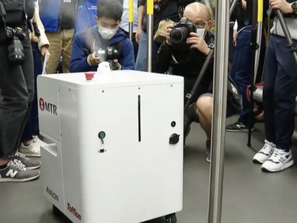 Hồng Kông giới thiệu robot khử trùng virus Corona trên tàu