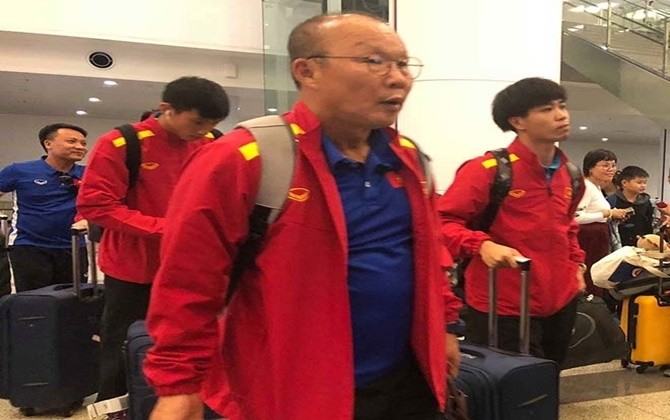 Hành động đẹp của thầy Park khi trở về Việt Nam khiến hành khách tại sân bay Nội Bài yêu mến