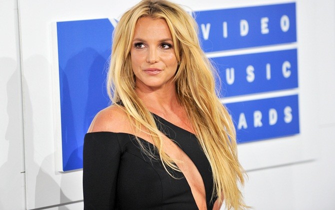 Britney Spears tạm ngừng hoạt động vô thời hạn để chăm sóc người cha bị bệnh