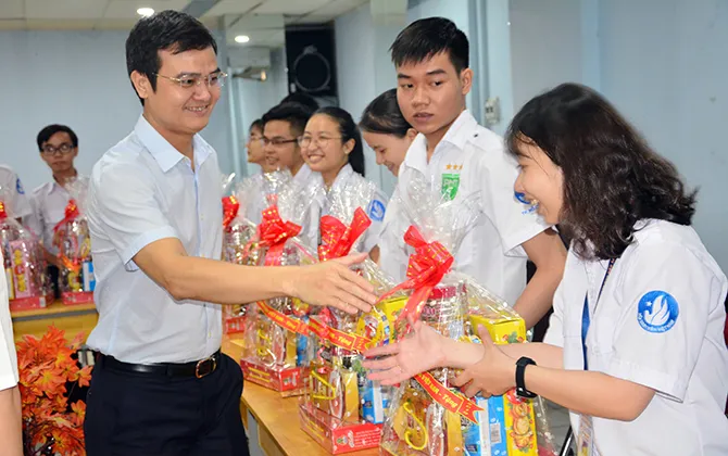 Chủ tịch T.Ư Hội Sinh viên chúc Tết cán bộ Hội là sinh viên có hoàn cảnh khó khăn
