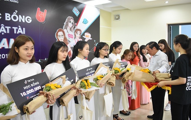 Trao học bổng Tiktok cho nữ sinh viên Đại học Đà Nẵng