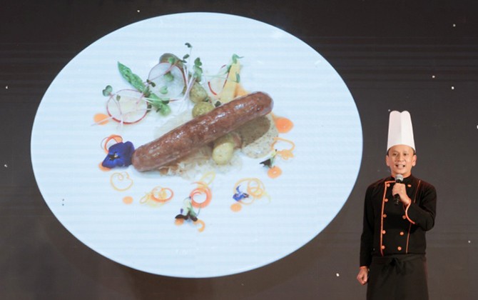 Min và Vũ lên đồ “chanh sả”, sánh vai dự tiệc của giám khảo Junior Master Chef Alain Nguyễn
